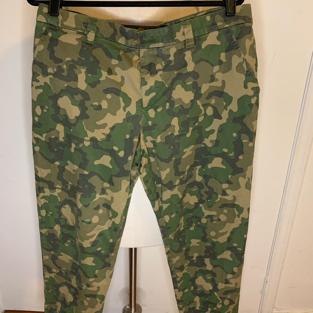 Gap Broken in Straight Camo Kahkis